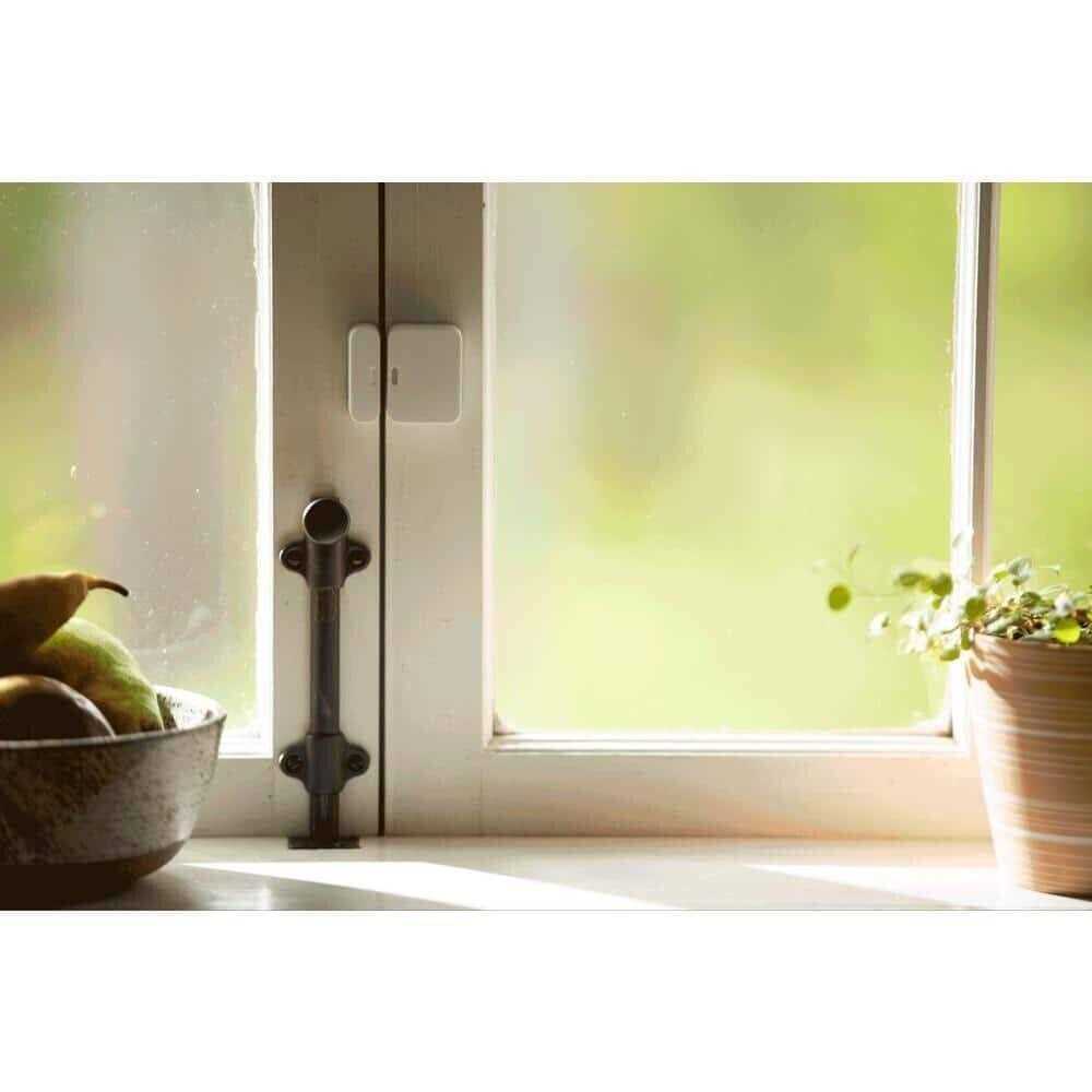 SimpliSafe Smart Home Security System with Base Station, Siren, Keypad, Motion Sensor, 3 Entry Sensors, and Key Fob