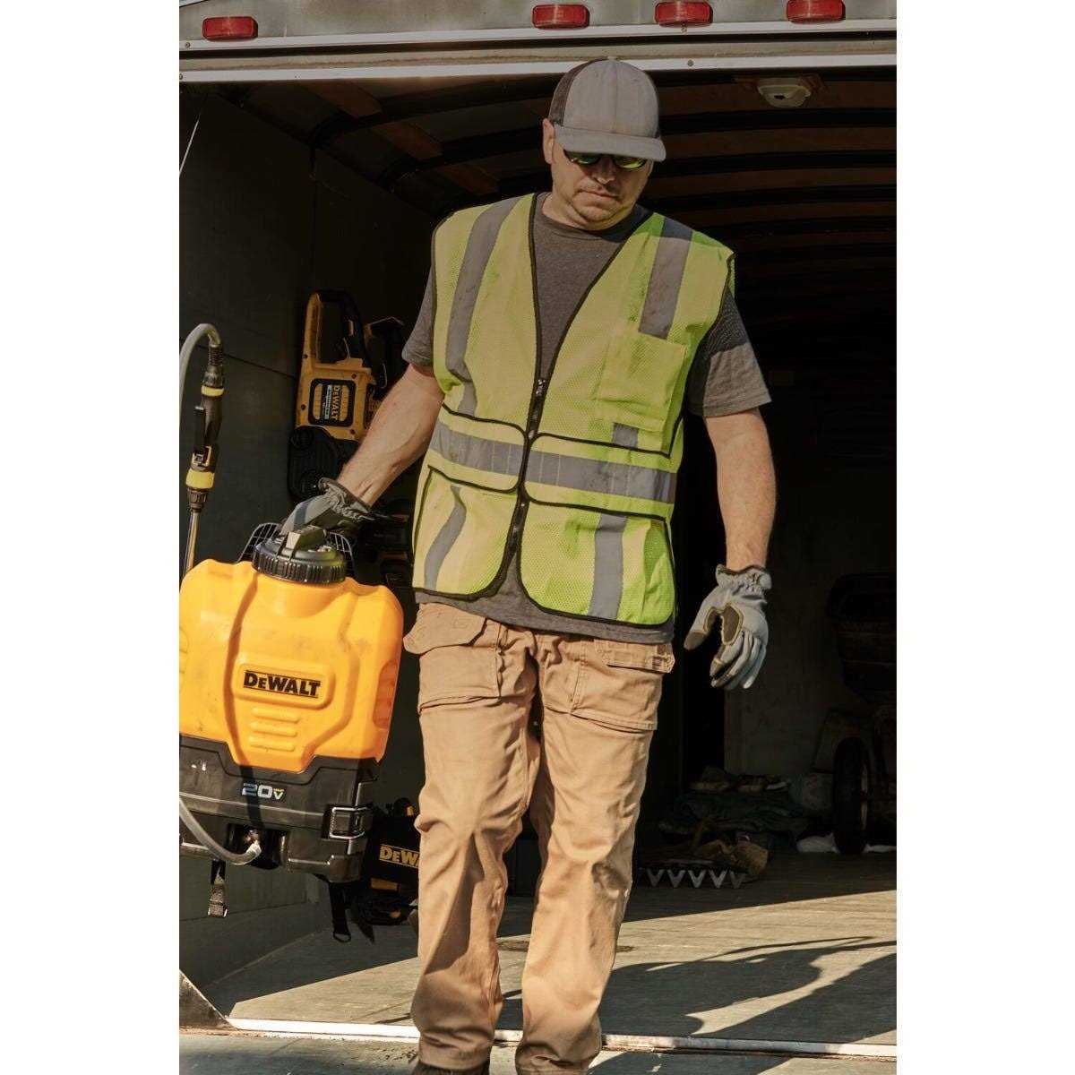 DEWALT 4 Gallon 20V MAX Lithium-Ion Powered Backpack Sprayer 190742