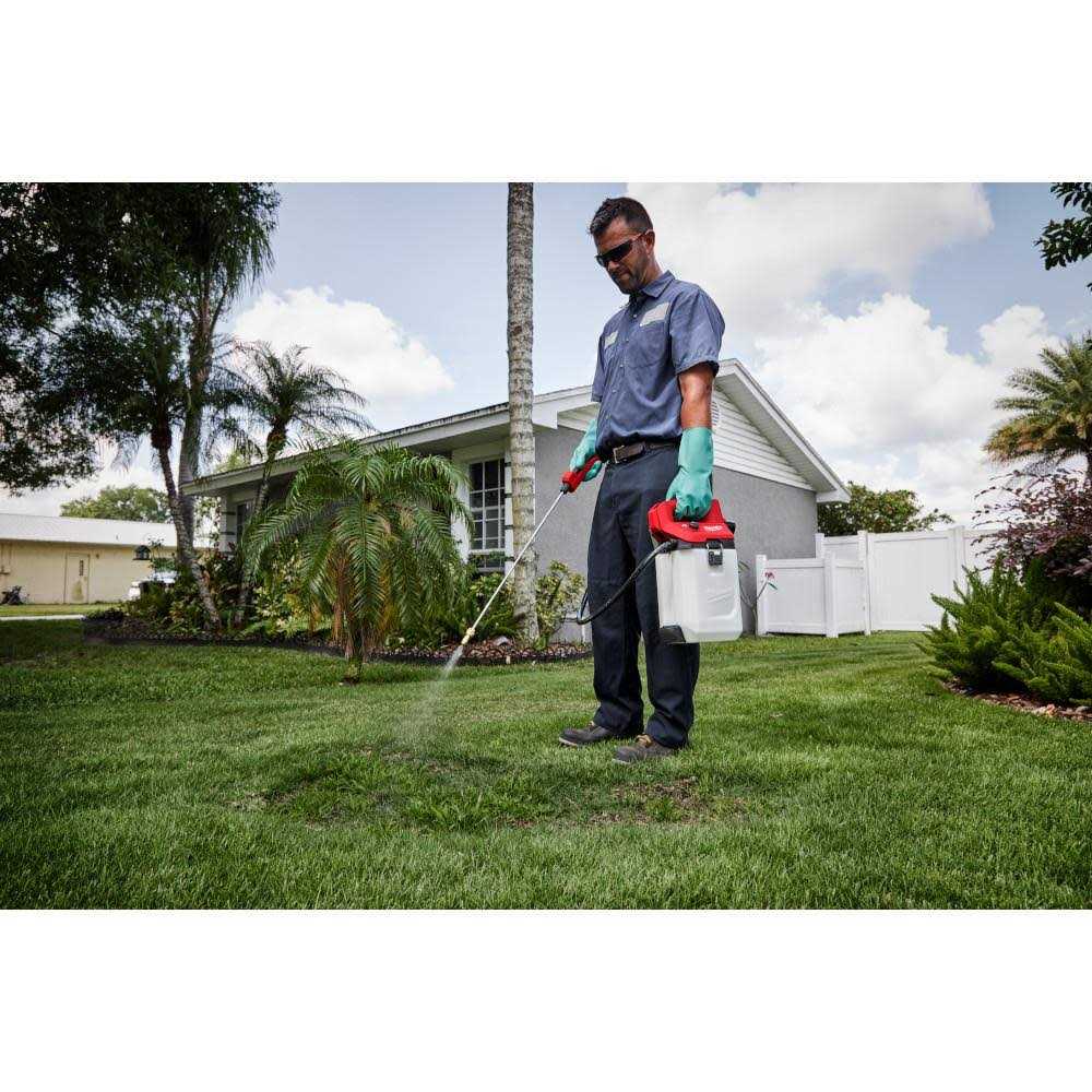 Milwaukee 2528-21G2 M12 2 Gallon Handheld Sprayer Kit