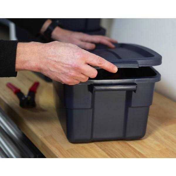 Rubbermaid Roughneck Storage Tote