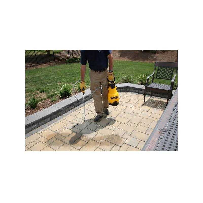 DEWALT 2 Gallon Manual Pump Sprayer