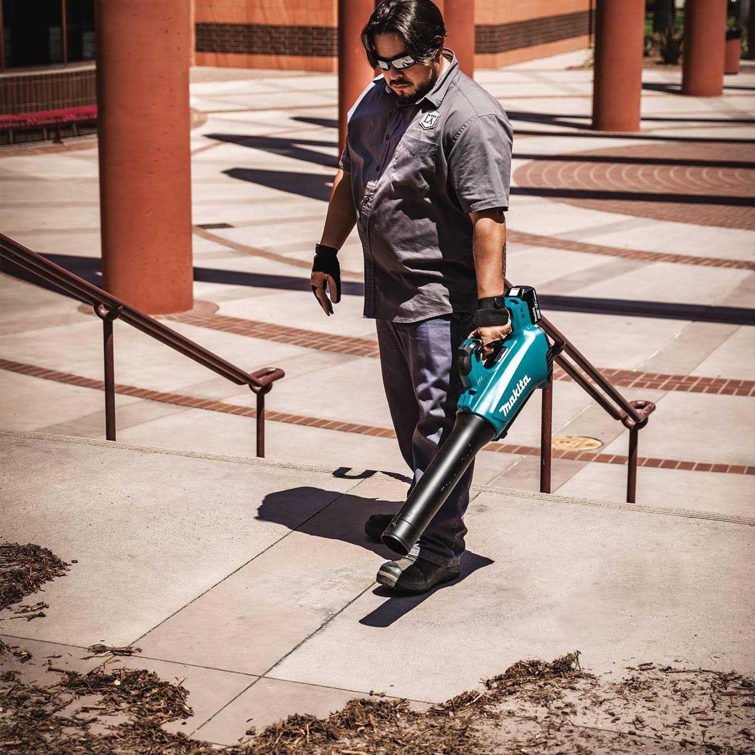 Makita XBU03SM1 18V LXT Lithium Ion Brushless Cordless Blower Kit