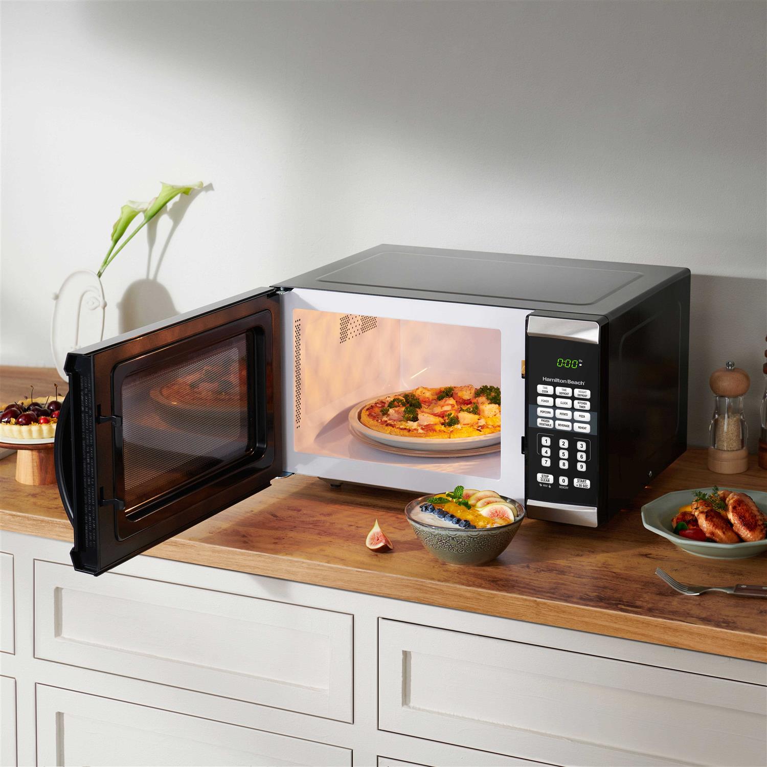 Hamilton Beach 0.9 Cu ft 900w Microwave Red