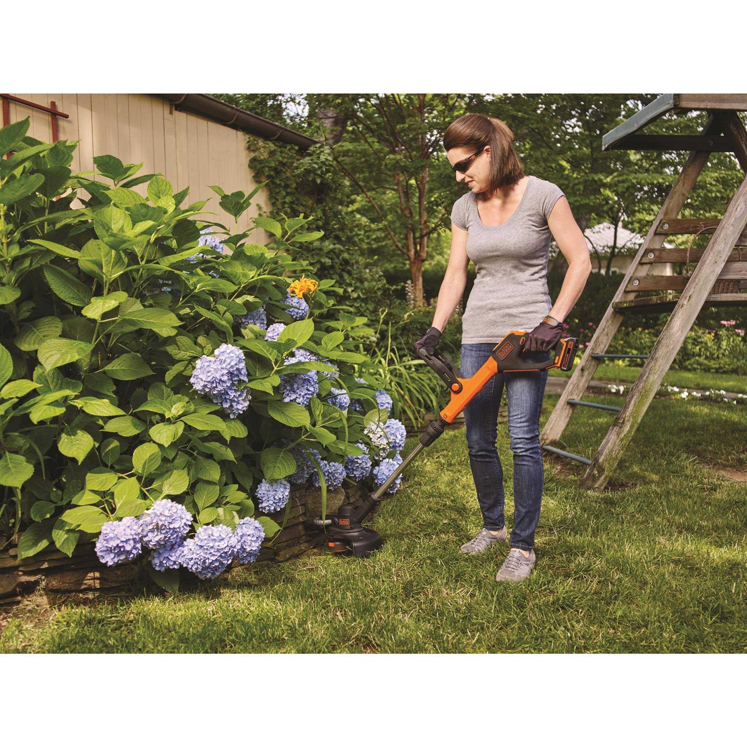 BLACK+DECKER LSTE525 20V MAX Lithium-Ion 2 Battery Cordless String Trimmer / Edger